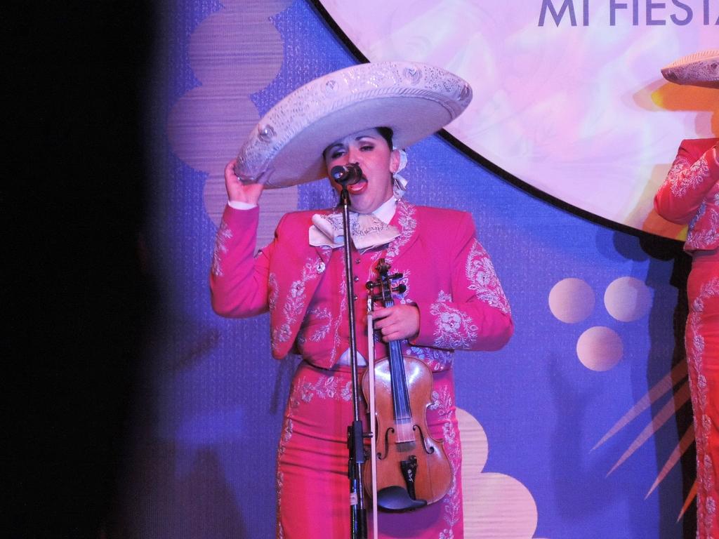 cecyyav's tweet photo. @mariachireyna en el 13 Festival Nacional de #Mariachi, #Charrería y #Danza #Durango2015 @imac_durango http://t.co/n4fDCe6Na8