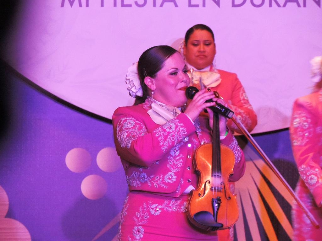 cecyyav's tweet photo. @mariachireyna en el 13 Festival Nacional de #Mariachi, #Charrería y #Danza #Durango2015 @imac_durango http://t.co/n4fDCe6Na8