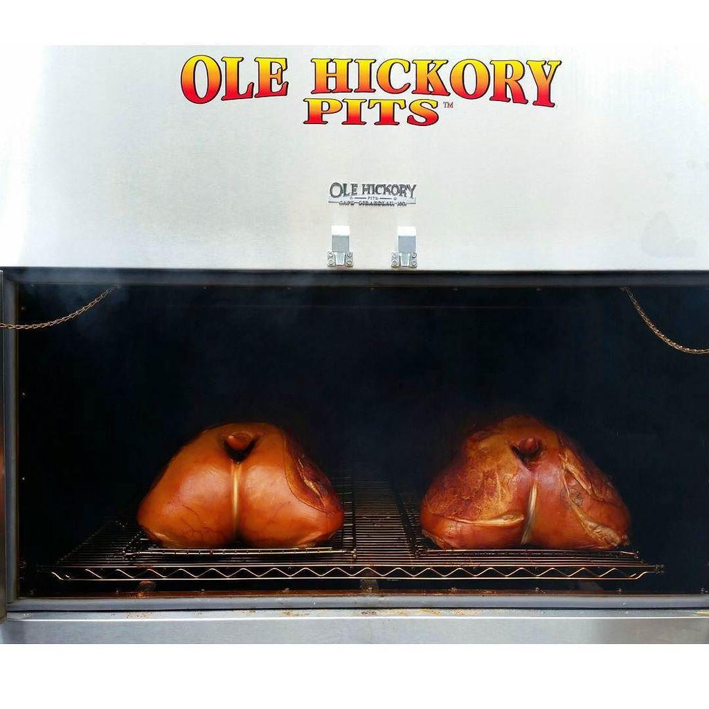 I like PIG butts and I cannot lie! 2 pigs in an <a href="/olehickorypits/">Ole Hickory Pits</a> from @pappyssmokehouse at … ift.tt/1Gb8hnu