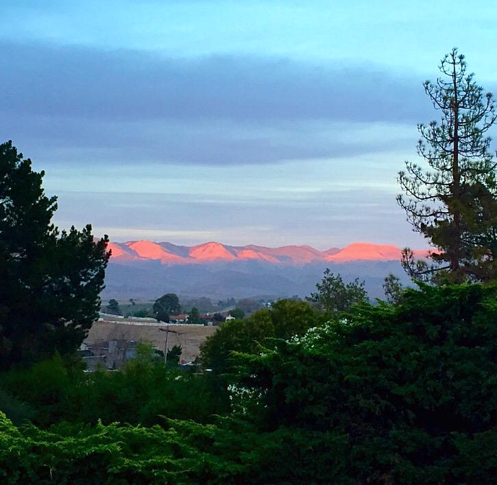 RahaSheik's tweet photo. Pink mountains not a bad dinner view #Supermoon #Sunset #FallCanWait 🌄⛅️🌌🌲💘 http://t.co/92CqZc5ktW
