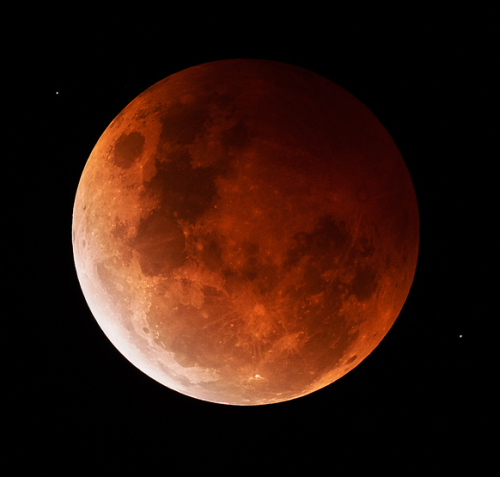 Hogwartssite's tweet image. Imágenes del #EclipseLunar en Hogwarts. La luna ya se ha cubierto entera y una espectral atmósfera roja lo tiñe todo.