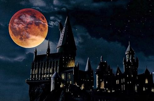Hogwartssite's tweet image. Imágenes del #EclipseLunar en Hogwarts. La luna ya se ha cubierto entera y una espectral atmósfera roja lo tiñe todo.