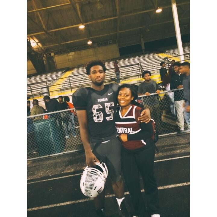 FootballGFViews's tweet image. Nothing like a cheerleader and a football player 😏😍