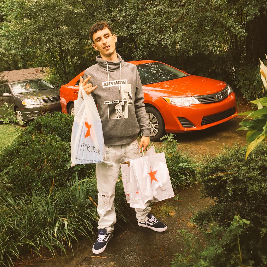 ForeignFlo's tweet image. Bitch i dig it i eat ice cream with my chicken