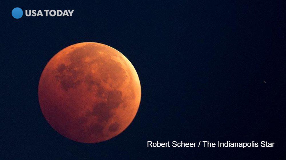 USATODAY's tweet image. You still have time to see the total #supermoon #eclipse -- if the clouds don&apos;t stop you usat.ly/1P0CXzb