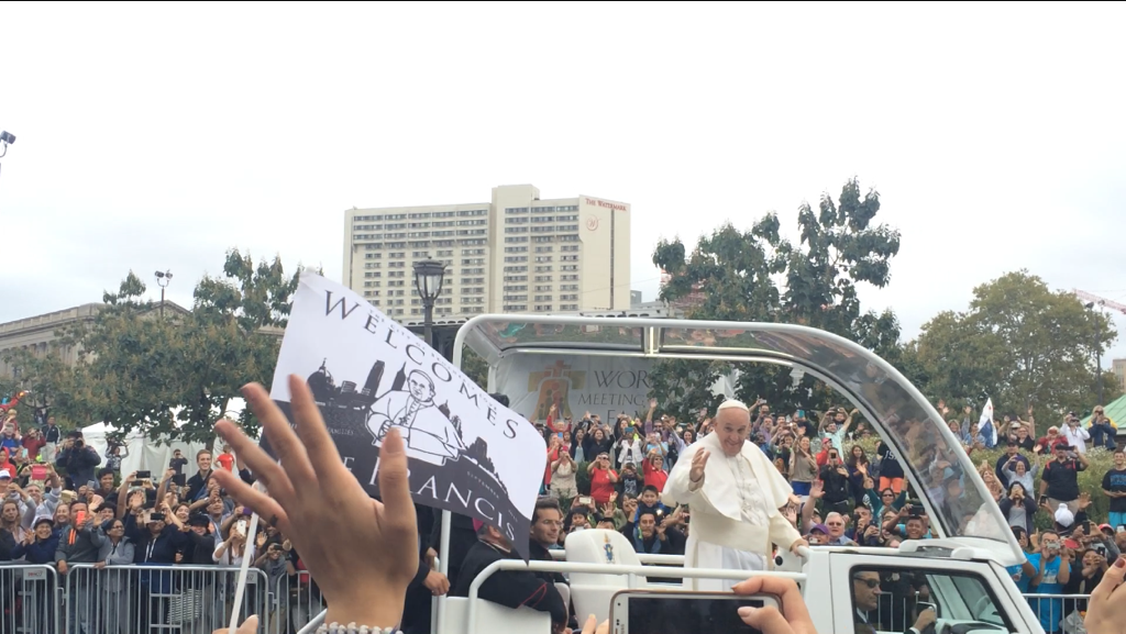 AssumptionUMA's tweet photo. @AssumptionNews students got close - very close - to @Pontifex earlier today in Philadelphia! #HigherEdWithPope http://t.co/cNc5JqwEcz