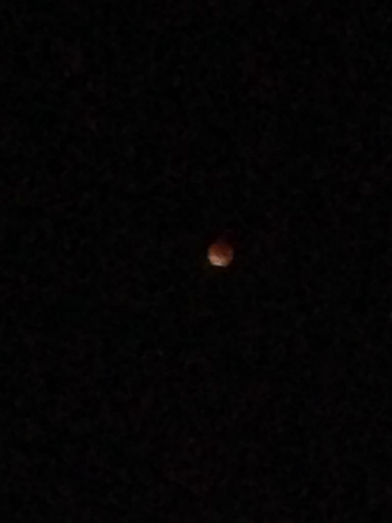 senapenna's tweet photo. its 4.26 am and the moon is reeed❤️🔴♥️ #iphone5camera http://t.co/8XD5I0hXHH