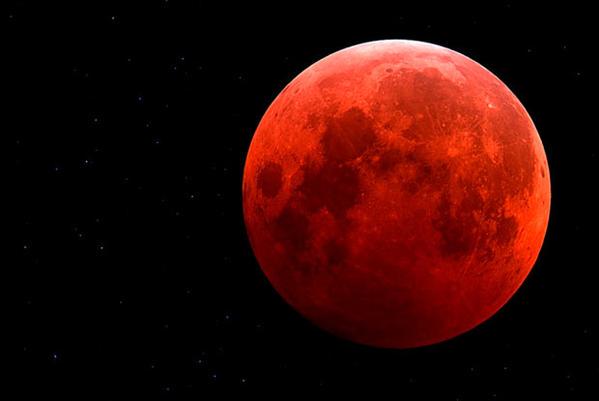 Rosa25R's tweet photo. "@MUnitedEs: El Manchester United es líder y la luna lo sabe...

#RedMoon #TheWorldIsRed http://t.co/N2LKH8Wv8r"