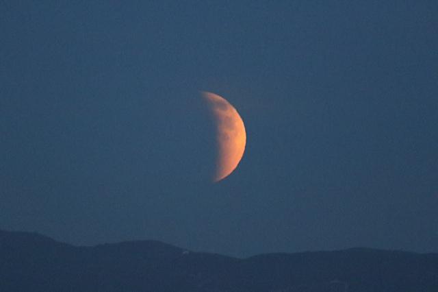 CBSLosAngeles's tweet photo. PHOTOS: #SuperBloodMoon as seen in Aliso Viejo. MORE: http://t.co/qGx03q9Vri (photo credit: Dave Turner/CBS) http://t.co/EwtZ0cvu9N