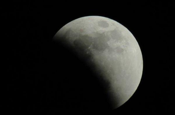 daisyru83's tweet photo. @quech11 @NASA_Marshall #SuperBloodMoon from Panama http://t.co/fLBvd8Tew9