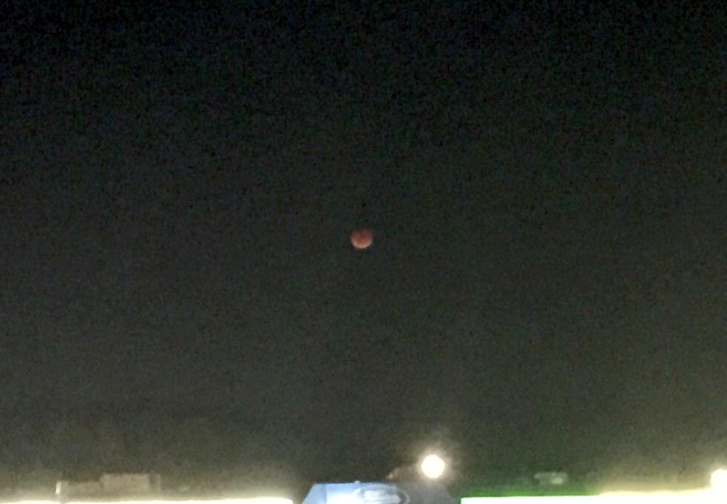 bcyra's tweet photo. RED MOON 😱😱😱 http://t.co/tpWgUgJCAC