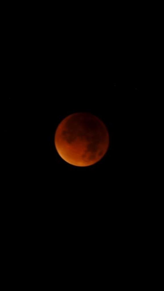 MaximeGossard's tweet photo. @La_Chaine_Meteo #Supermoon #LunarEclipse A dans 18ans ! http://t.co/99sYGoJ0Hj
