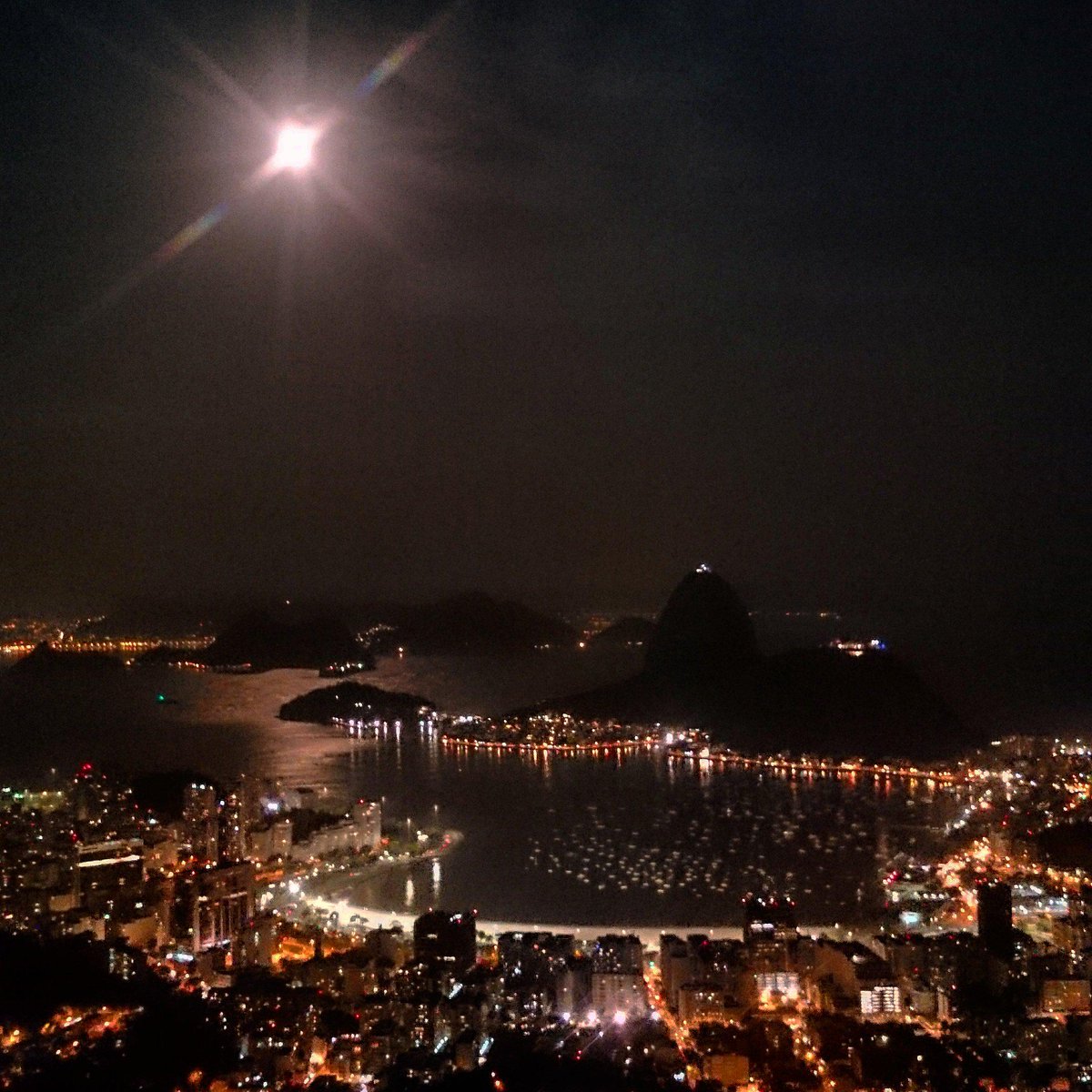 Aqui no Rio teve Super Lua, mas não rolou eclipse, só chuva...  Rs #malainquieta