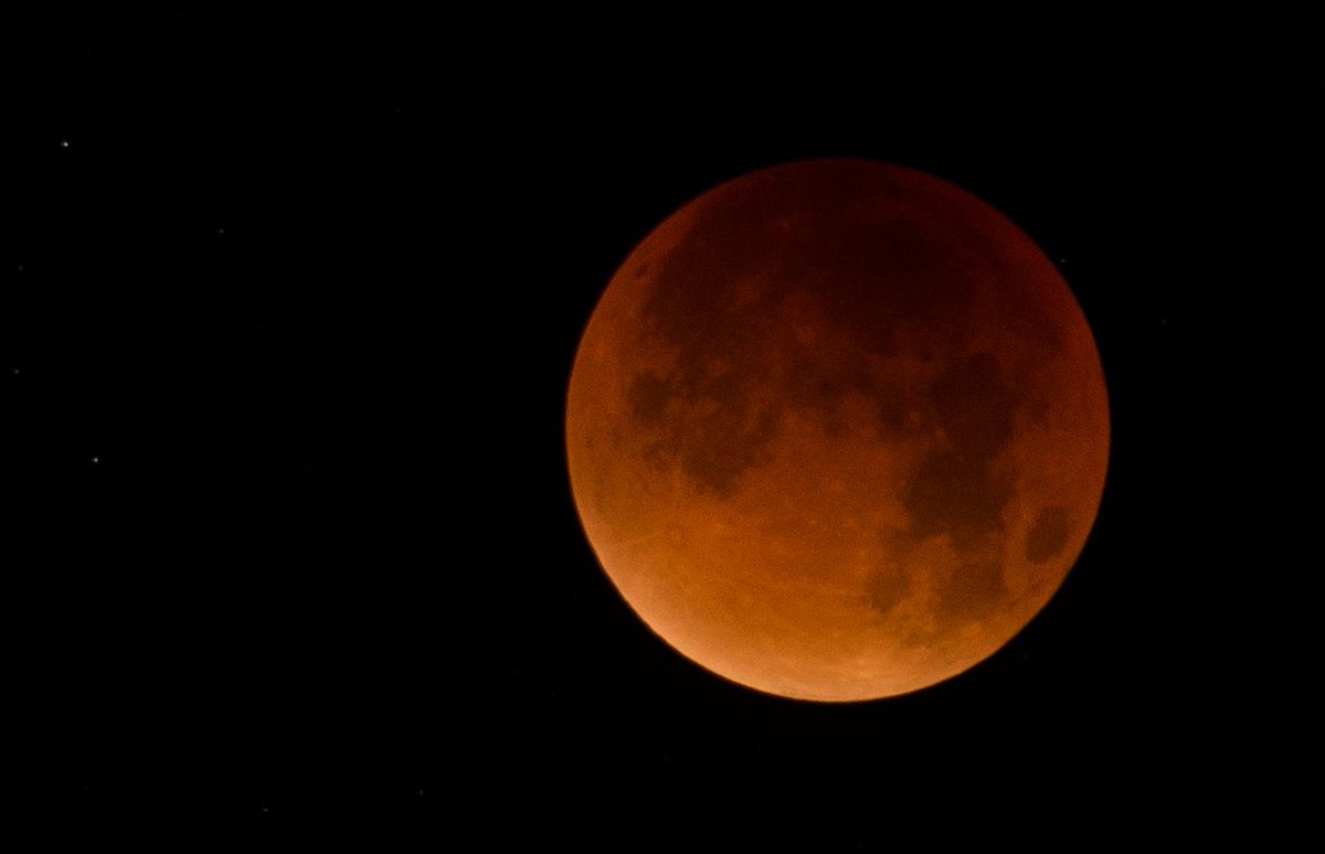 BrooksyPics's tweet image. A photo of this mornings #SuperMoonEclipse2015 viewed from Andover, Hants. Back to bed now!