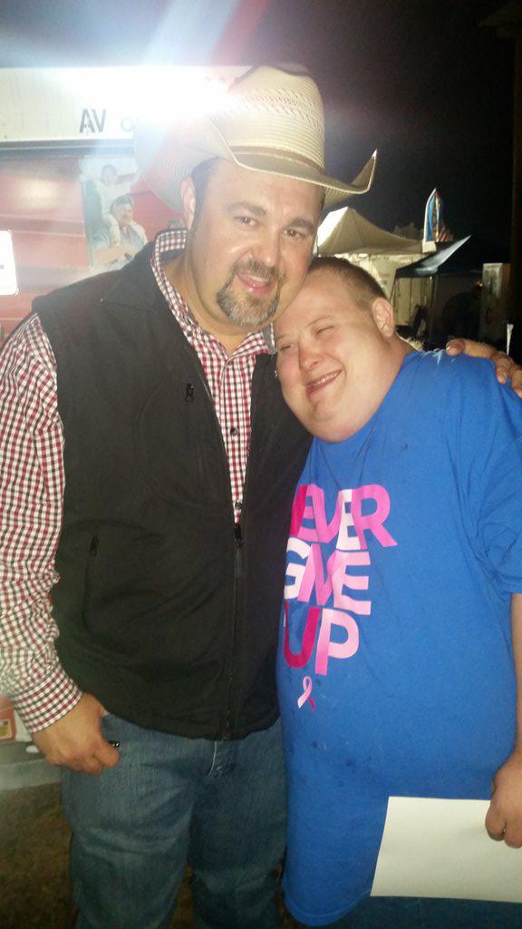 Lil Petey was so happy to meet <a href="/Darylesing/">Daryle Singletary</a> #stjudes