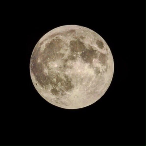 petalcarmiel's tweet image. Grey grey county moon shots of eclipse #SuperMoonEclipse2015 #SuperBloodMoon