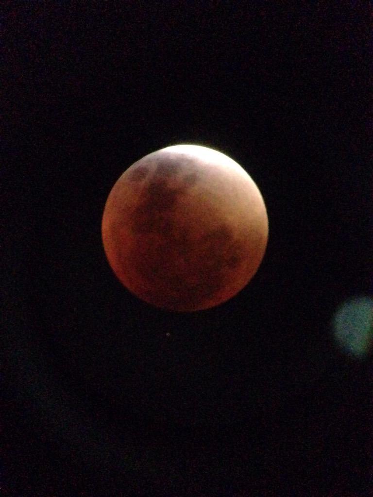 veronicaberman1's tweet photo. Lindo demais! #MeuEclipse #Eclipse #EclipseLunar #grandelua #luavermelha http://t.co/MmWksJj4IA