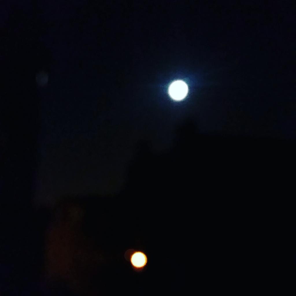 specialisedlife's tweet photo. Welcome back #supermoon 
#bloodmoon #SupermoonEclipse http://t.co/5BDiJ1S1m7
