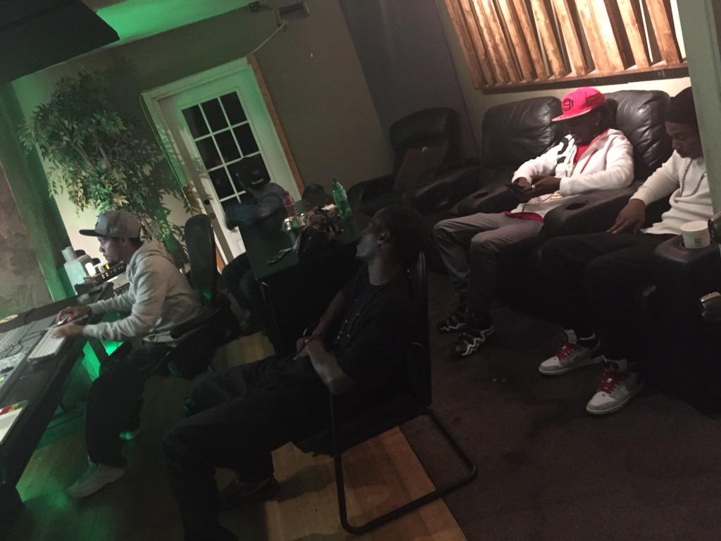KRUNKMASTER's tweet photo. In the yo with @Prya_DehFam @Shiest_DehFam @CeeDehFam @Zone6Mac #GuyaneseRudeboi @Nut_DehFam Bars and more http://t.co/CRGD2NRgDz