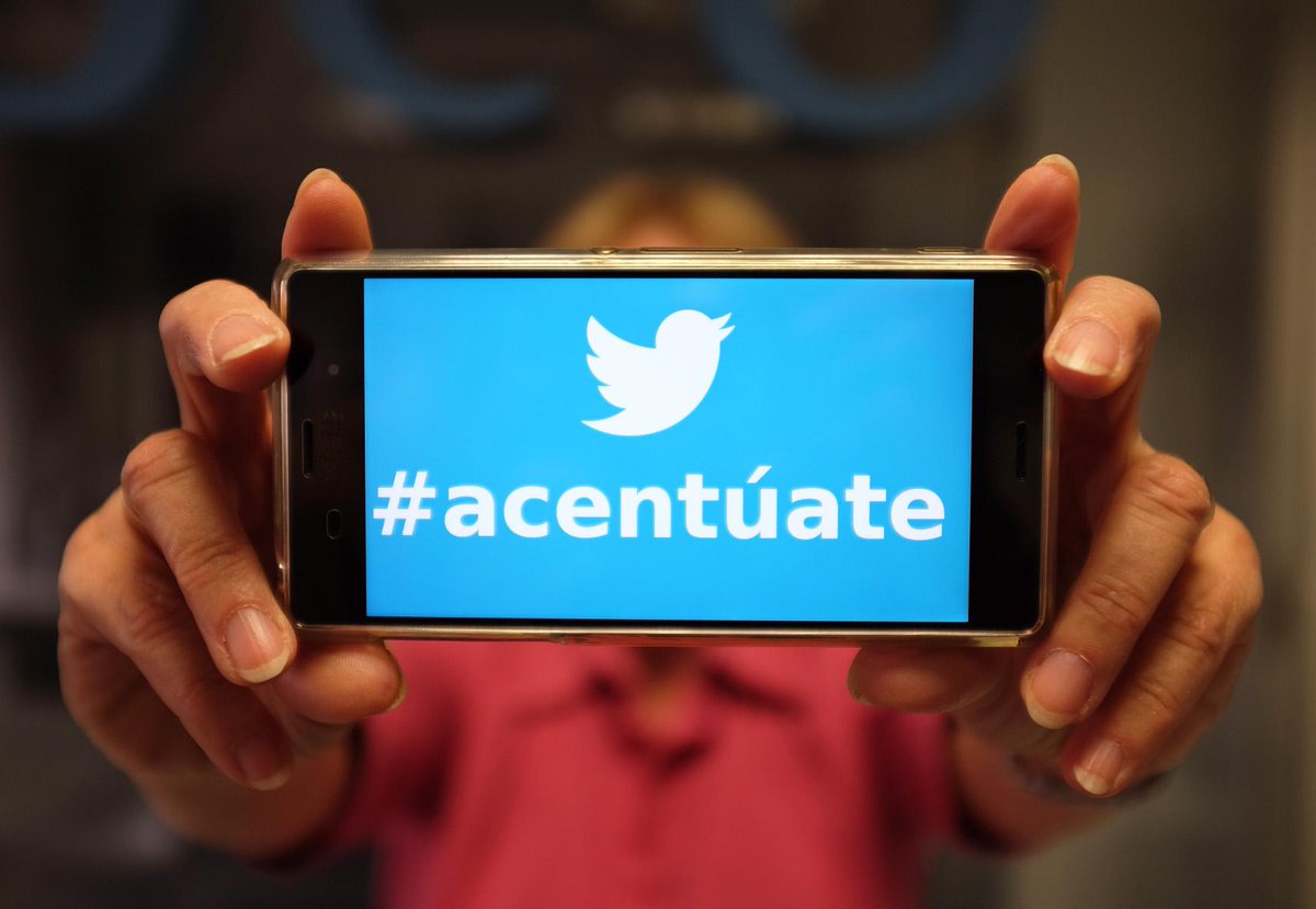 Fundeu's tweet image. ¿Nos ayudas a promover el buen uso del español en las redes? Tuitea con la etiqueta #acentúate bit.ly/1JbnJjx