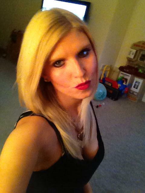 tashcomp's tweet photo. @HaloWipes #pout #HaloLips wearing my favourite red lipstick 😘 http://t.co/CPB9x5AFSt