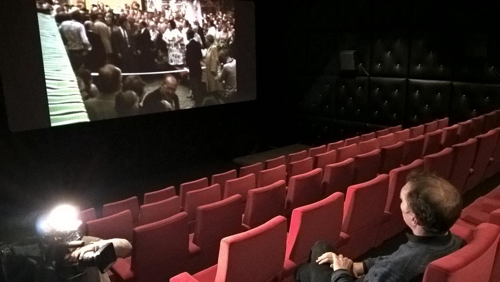 rob_televisie's tweet image. Een tram door centrum #Leuven en auto's over #GroteMarkt. Film 'Leuven Autovol en Autovrij' in #CinemaZED. #robnieuws