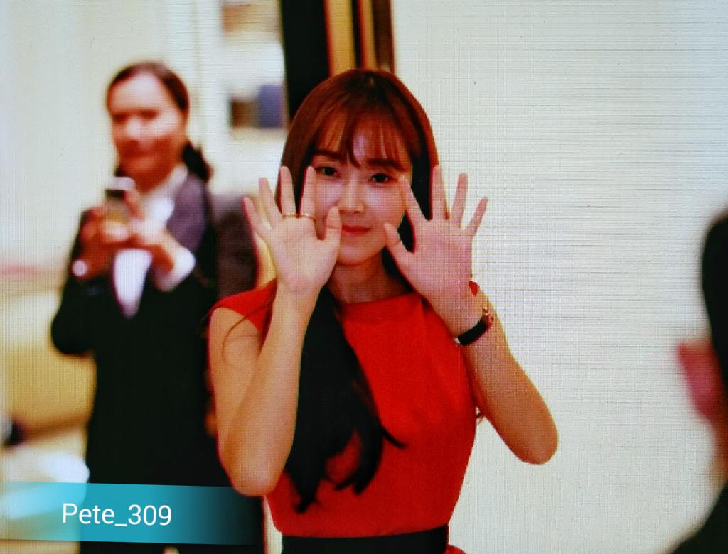 [PIC][15/16-09-2015]Jessica khởi hành đi Thái Lan để tham dự sự kiện của thương hiệu "BVLGARI" CPAE8KDUEAAes2Z