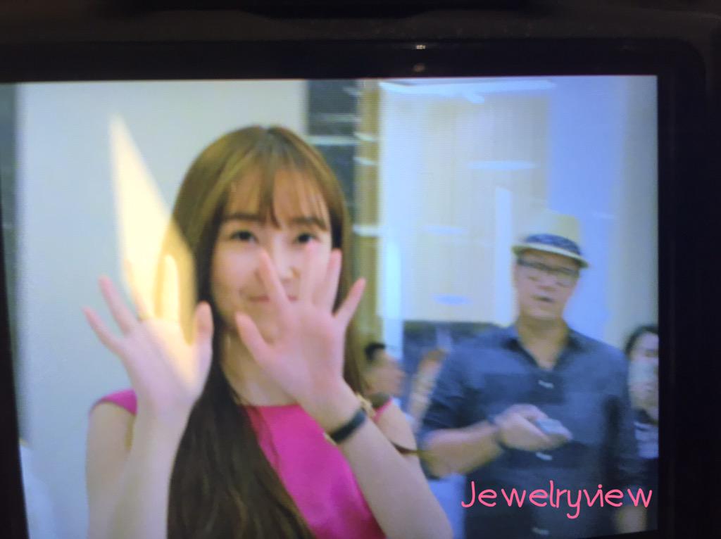 [PIC][15/16-09-2015]Jessica khởi hành đi Thái Lan để tham dự sự kiện của thương hiệu "BVLGARI" CPAGsJGUcAA67ka