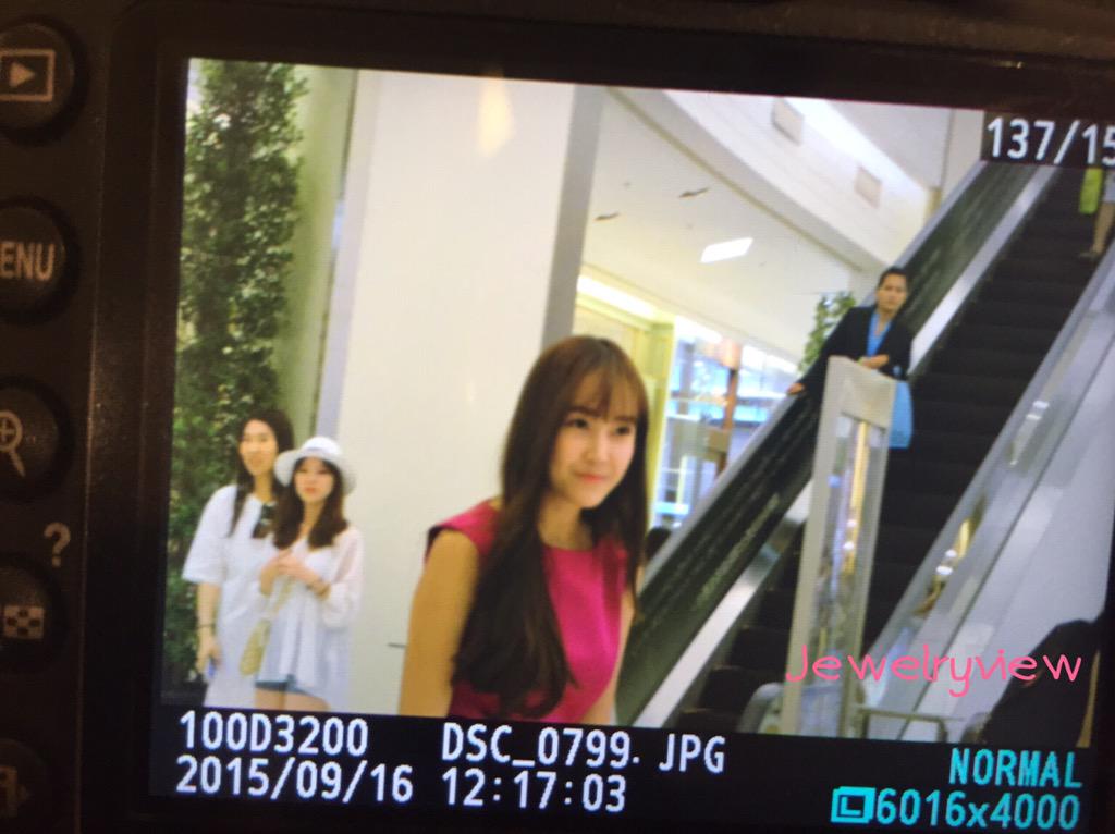[PIC][15/16-09-2015]Jessica khởi hành đi Thái Lan để tham dự sự kiện của thương hiệu "BVLGARI" CPAGsKGVEAEPtci