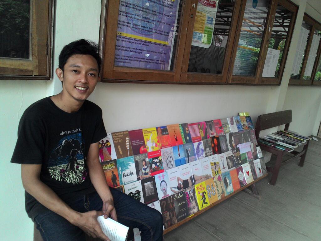 Ada buku-buku yang menanti untuk teman-teman baca. Mari mendekat ke FKIP Unpak!