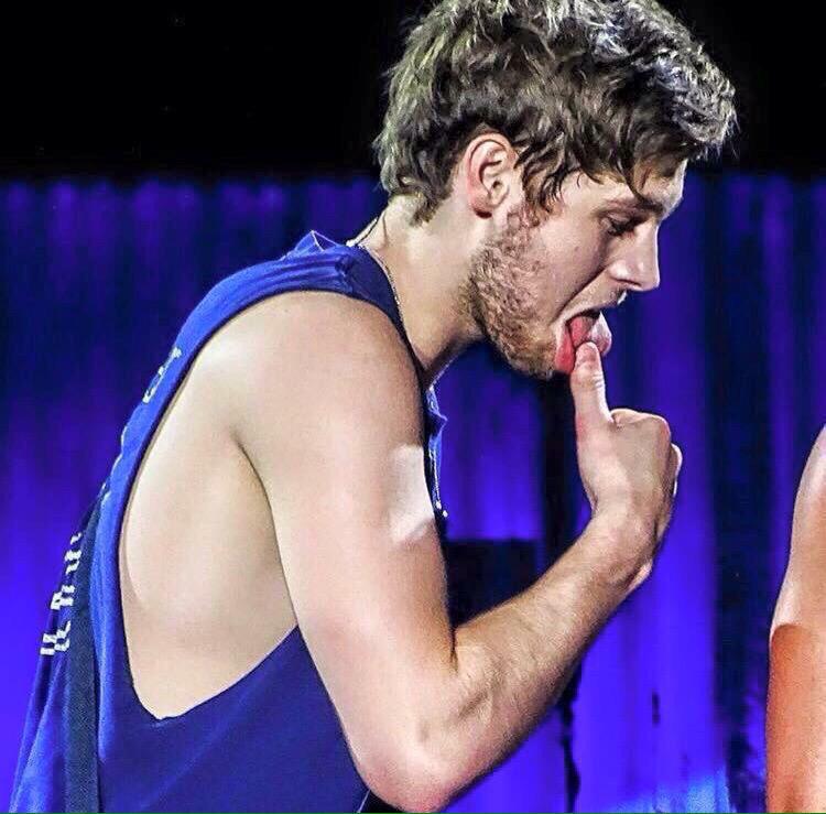 Not new to rp/fl but I'm starting over so..Anyway, I'm Derek. RT for me and I'll owe you. 😘😏