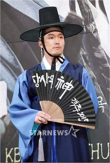 KS_Review's tweet photo. [♥] งานแถลงข่าวของ #TheMerchant : #Gaekju2015 #จางฮยอก #JangHyuk #장혁 รอติดตามชมได้เลย http://t.co/Y4TAc1WnMT