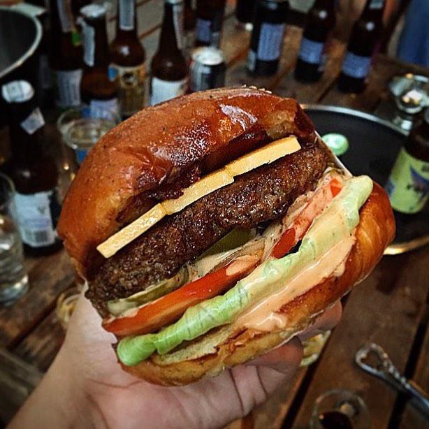 MandalaySamui's tweet photo. TODAY: @DanielThaiger is celebrating its birthday by giving away 200 burgers http://t.co/HN5FtYLkrc #Bangkok #Foodie http://t.co/pz7AkA7aj7