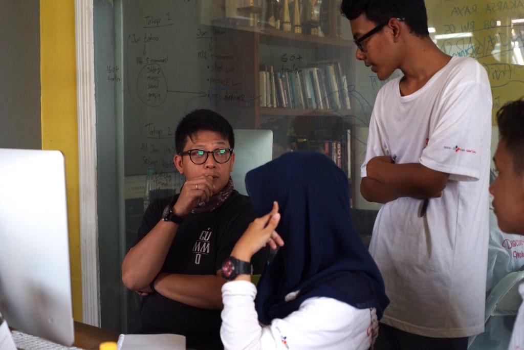 ReparasiFilm's tweet photo. Kang @Cesa_david sedang berdiskusi dgn kelompok dari sekolah SMK Hang Tuah mengenai film pendek mereka. @_PlotPoint http://t.co/9lwr4wPJhm