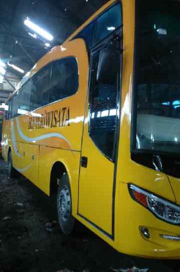 rullyansyahseta's tweet photo. koleksi bus inanta mandala trans http://t.co/CfL4BA4Y9P
