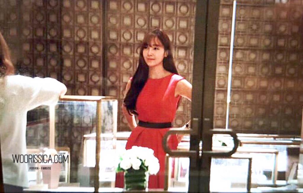 [PIC][15/16-09-2015]Jessica khởi hành đi Thái Lan để tham dự sự kiện của thương hiệu "BVLGARI" CPANc6cU8AAaERZ