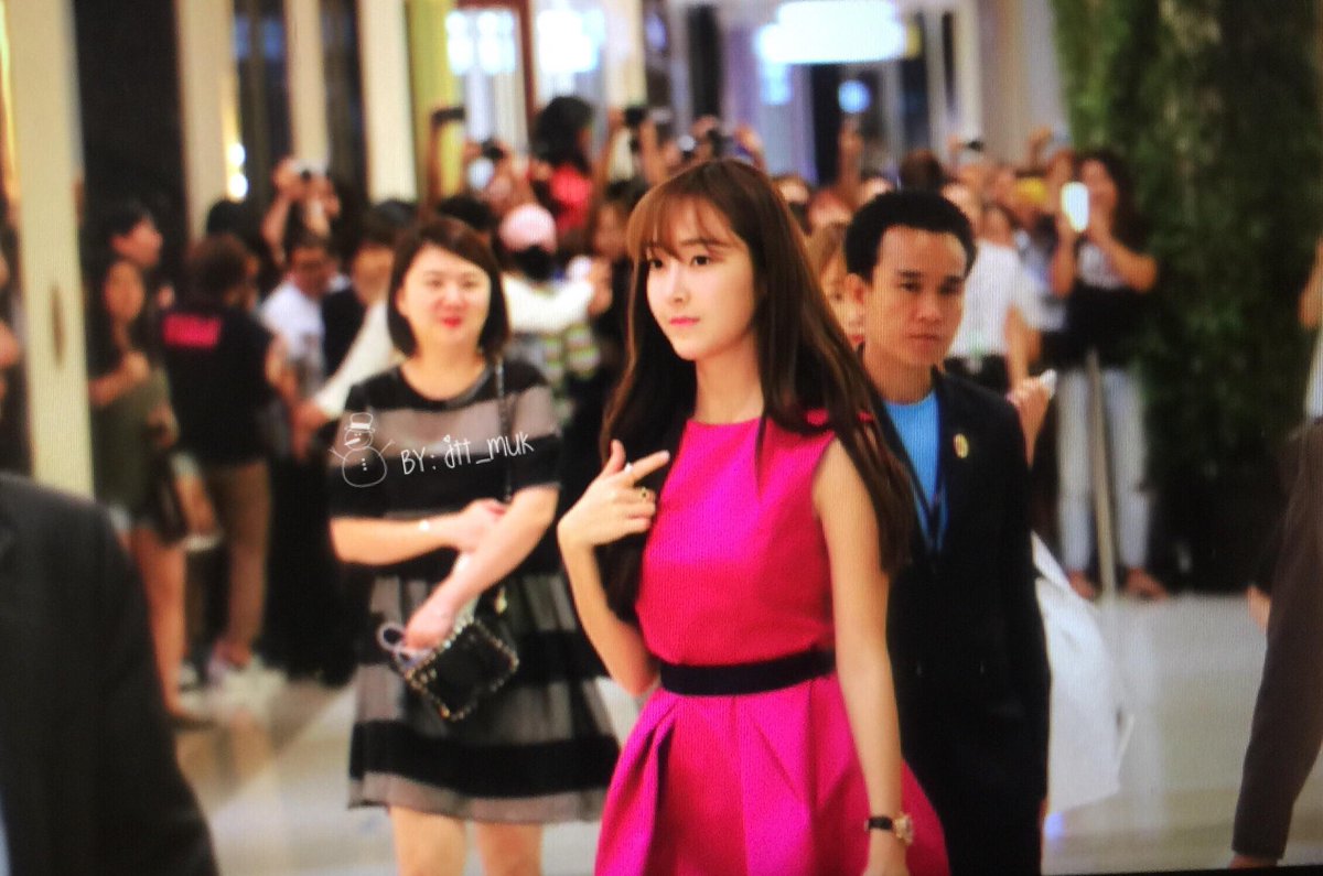 [PIC][15/16-09-2015]Jessica khởi hành đi Thái Lan để tham dự sự kiện của thương hiệu "BVLGARI" CPAP8WaUkAAcJWM