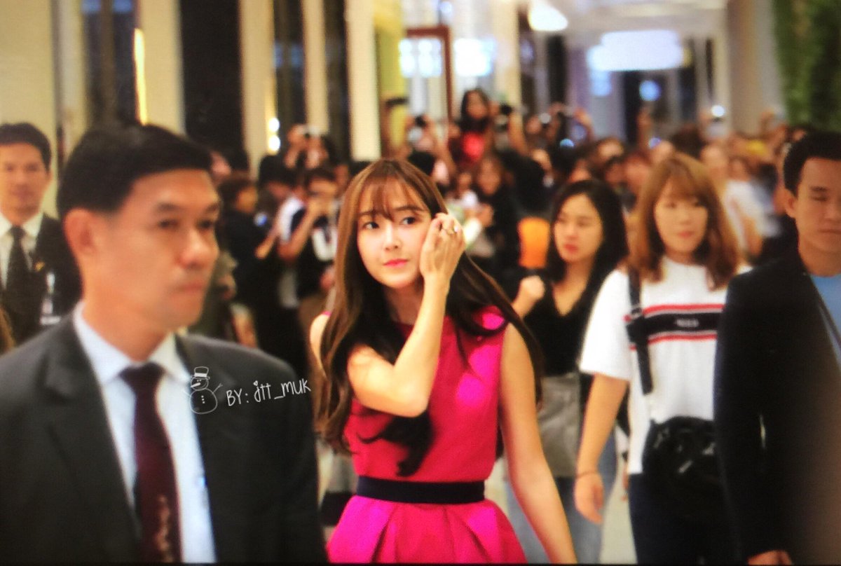 [PIC][15/16-09-2015]Jessica khởi hành đi Thái Lan để tham dự sự kiện của thương hiệu "BVLGARI" CPAP92xU8AAN8Er