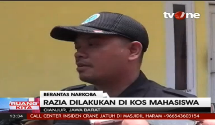 tvOneNews's tweet photo. Berantas Narkoba, Razia Dilakukan Di Kos Mahasiswa #RuangKita_tvOne http://t.co/z5SZ1yL56Z http://t.co/WpDOcI4Url