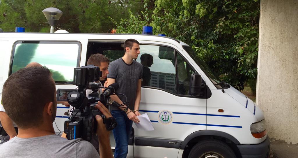 Ivan Cernic, 24-letni študent, ki je lani novembra češkemu ministru poslal smrtonosno pošiljko-je prispel na sodišče.