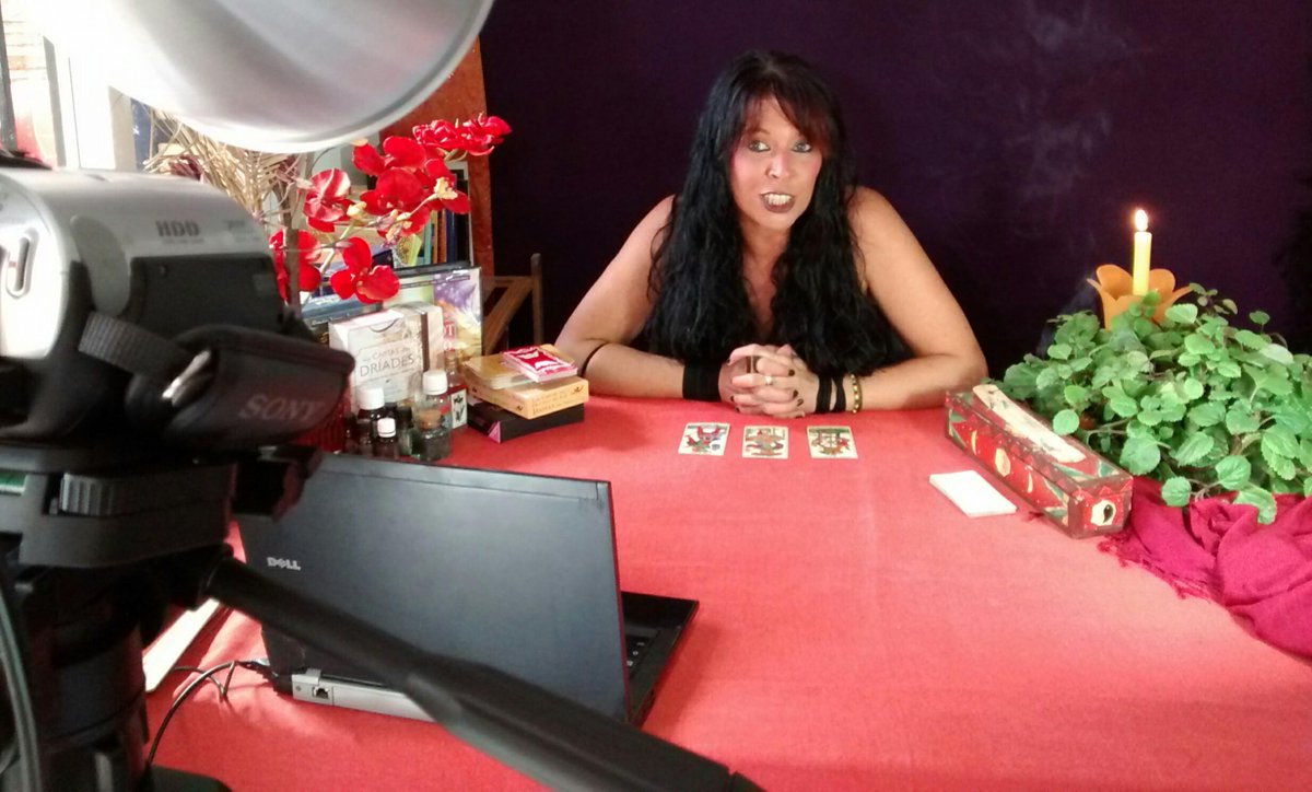 LadyAstarothYT's tweet photo. Silencio... Se rueda!!!! Estamos con los vídeos de esta semana! ^^ http://t.co/XrhboP1AsT