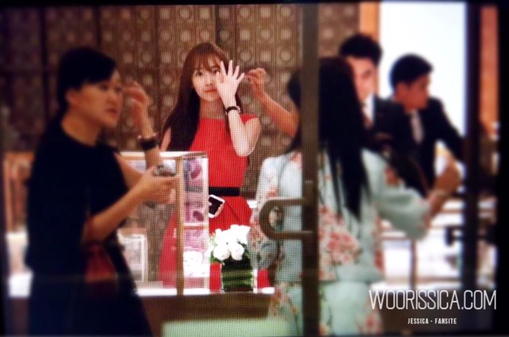 [PIC][15/16-09-2015]Jessica khởi hành đi Thái Lan để tham dự sự kiện của thương hiệu "BVLGARI" CPAdAwdUwAA_K5K