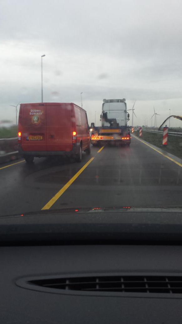 Rene_Vader's tweet photo. Een vrachtwagen op A27die ruimte neemt ivm werk. #DouweEgberts kon het niet waarderen. #allesovervoorversekoffie http://t.co/laQGRw2s8p