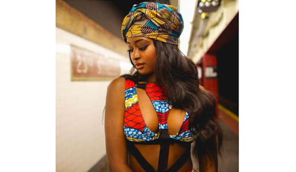 Mz_Empress's tweet photo. Davido’s Girlfriend Flaunts Her B00bs In New Photos http://t.co/LffoY5dCuv via @olofofounited http://t.co/Dn78TTxDQb