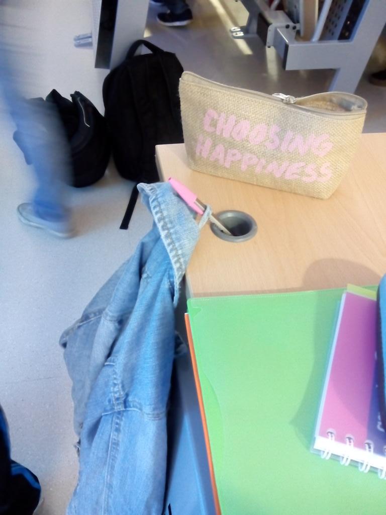 MamenFdezMtnez's tweet photo. En la nueva facultad de #MedyEnf tampoco tenemos para colgar las chaquetas. A grandes males, grandes remedios. http://t.co/3zawyrzH6C