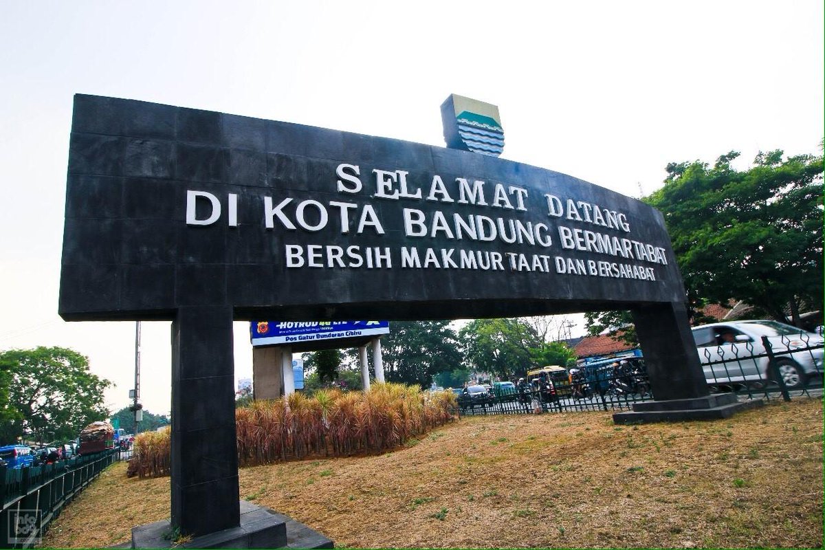 infobdg's tweet photo. Bunderan Cibiru, ga cuma saat mudik, saat jam pergi &amp; pulang kantor jadi langganan kemacetan. #BDGkiwari http://t.co/4ovzSMBzUN