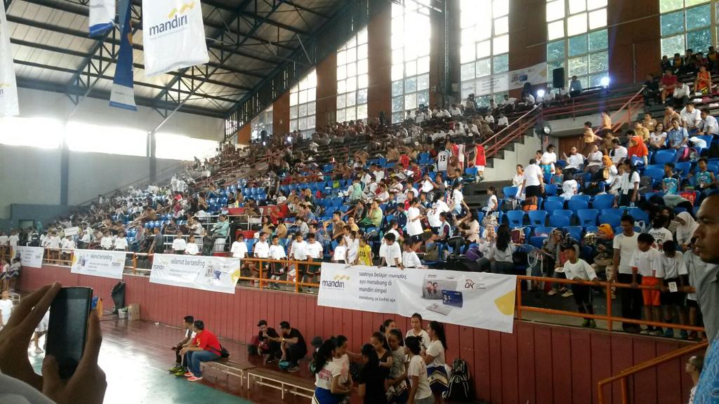 sukses_menabung's tweet photo. Suasana pembukaan invitasi basket dan futsal @bankmandiri  dan bsm di hall A senayan ^_^ http://t.co/MymY9GuzoA