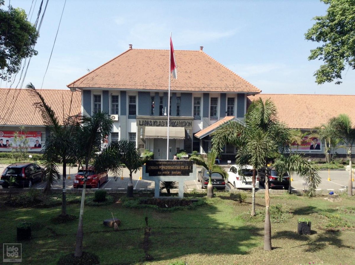 infobdg's tweet photo. LP Sukamiskin. Dibangun pada tahun 1817 oleh Pemerintahan Belanda, dan kini menjadi "rumah" bagi para koruptor. http://t.co/ZWdAiIS08t