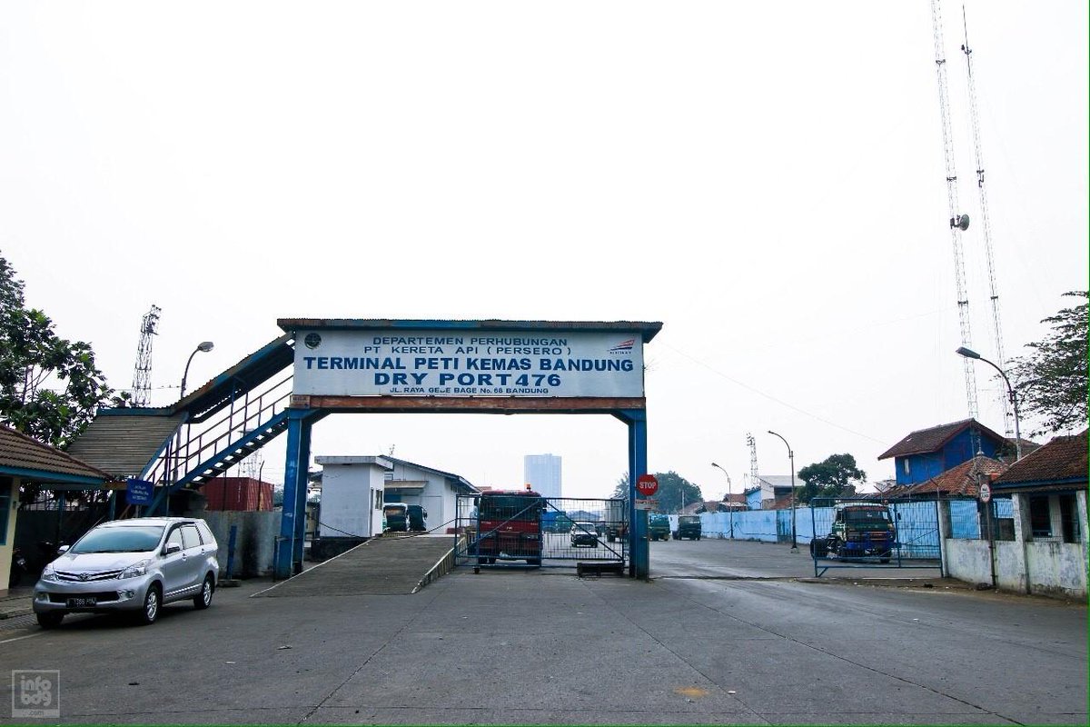 infobdg's tweet photo. Terminal Peti Kemas Gedebage, stasiun khusus untuk bongkar muat kontainer berisi barang ekspor. #BDGkiwari http://t.co/ejf2iIcFzl