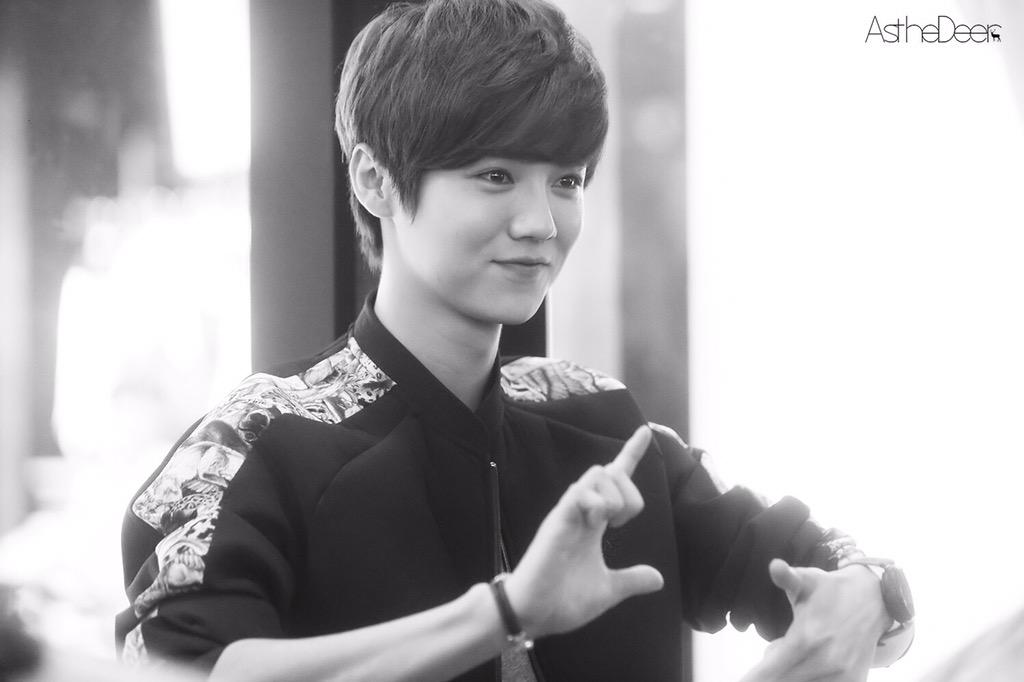 AstheDeer0420's tweet photo. 150915 #鹿晗 #루한 #luhan http://t.co/yaQzIcm2Aw